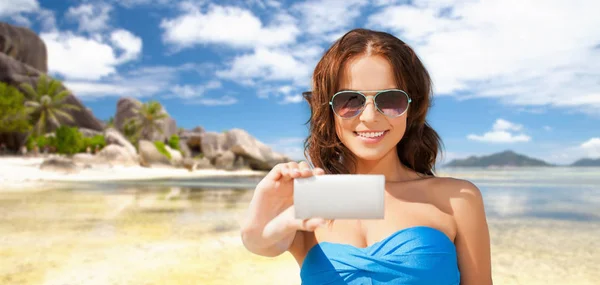 Mujer en traje de baño tomando selfie con smatphone — Foto de Stock