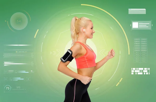 Mujer deportiva corriendo con smartphone y auriculares — Foto de Stock