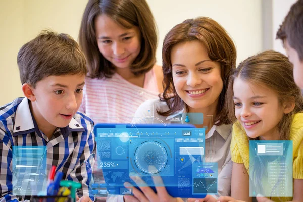 Grupo de niños con profesor y tablet PC en la escuela —  Fotos de Stock