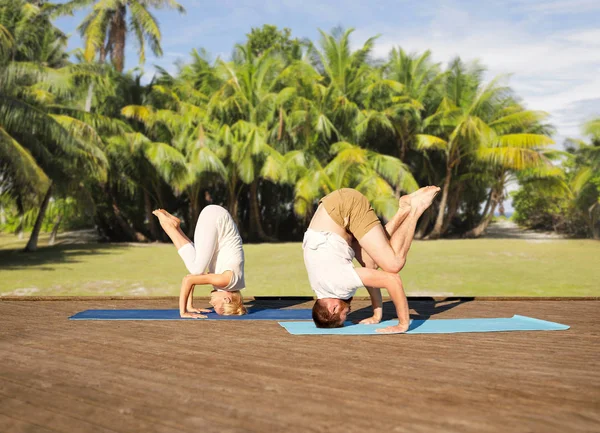 Casal fazendo ioga ao ar livre — Fotografia de Stock