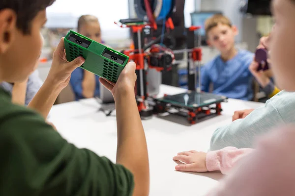 Kids with 3d printer part at robotics school — Stock Photo, Image