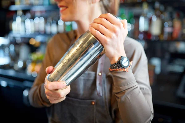 Primo piano del barista con shaker cocktail al bar — Foto Stock