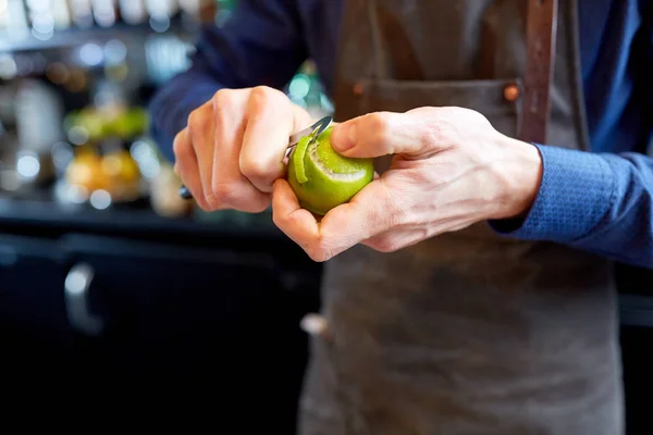 Barista rimozione buccia dalla calce alla barra — Foto Stock