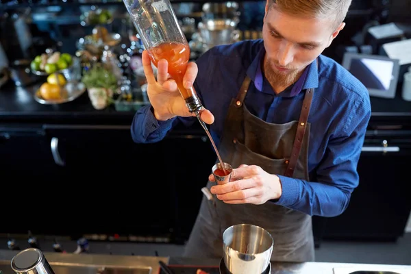 Barman versando alcol al cocktail jigger al bar — Foto Stock
