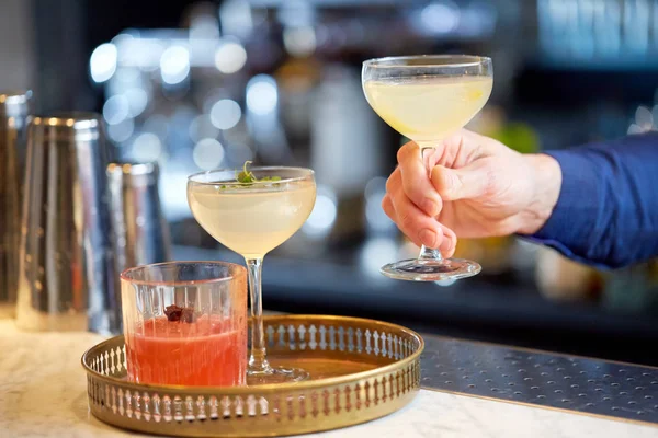 Barman met glazen cocktails in bar — Stockfoto