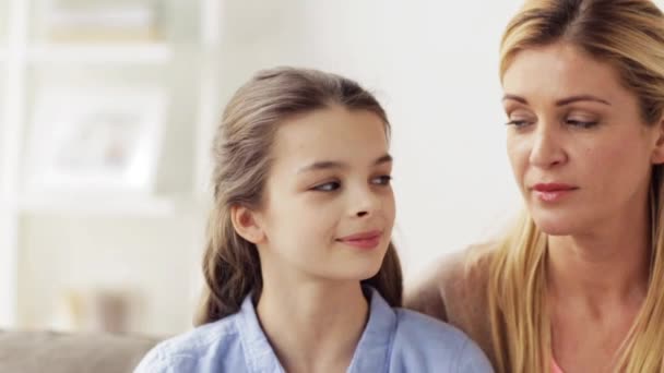 Mère et fille se tournant les uns vers les autres à la maison — Video