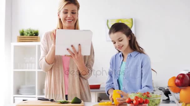 Jantar de cozinha familiar usando tablet pc na cozinha — Vídeo de Stock