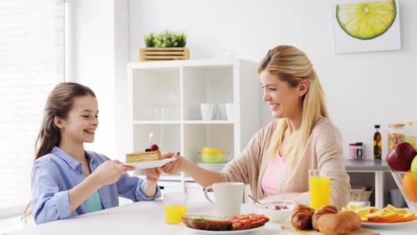 Gelukkig gezin met verjaardagstaart thuis keuken — Stockvideo