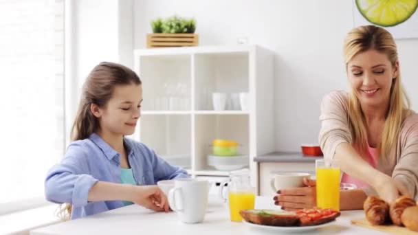 Família feliz tomando café da manhã em casa cozinha — Vídeo de Stock