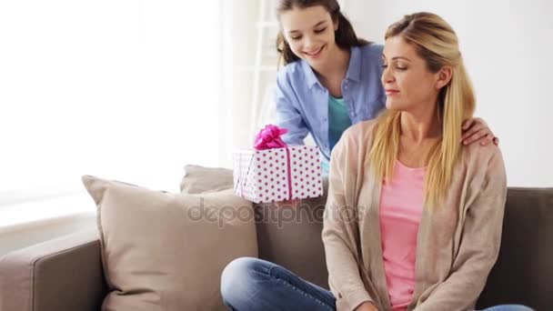 Gelukkig meisje geven aanwezig is om moeder thuis — Stockvideo