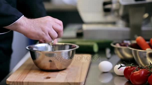 Händerna på manlig kock laga brytande ägg i köket — Stockvideo