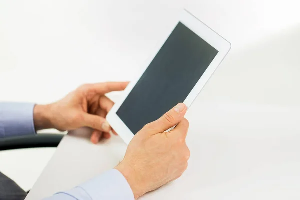 Mani di uomo d'affari con tablet pc in ufficio — Foto Stock