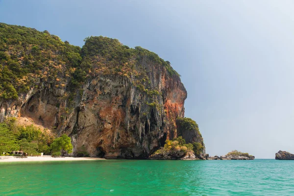 Krabi island cliff at thailand resort beach — Stock Photo, Image