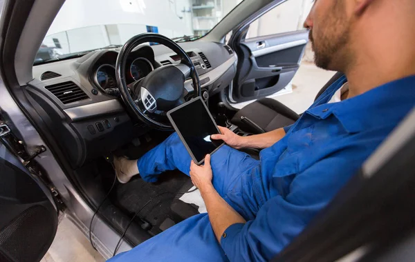 Homem mecânico com tablet pc fazendo o diagnóstico do carro — Fotografia de Stock