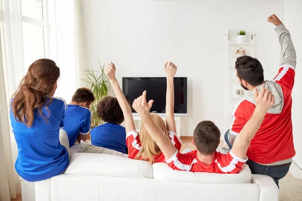 Amigos ou fãs de futebol assistindo tv em casa — Fotografia de Stock