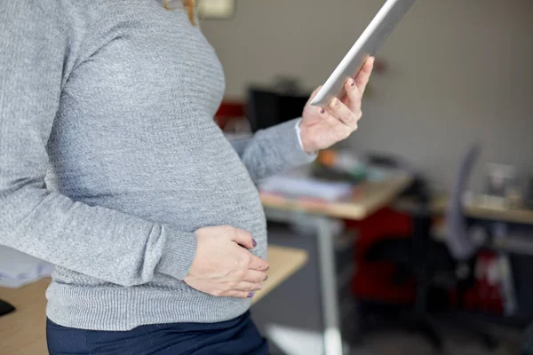 Empresaria embarazada con tableta pc en la oficina — Foto de Stock