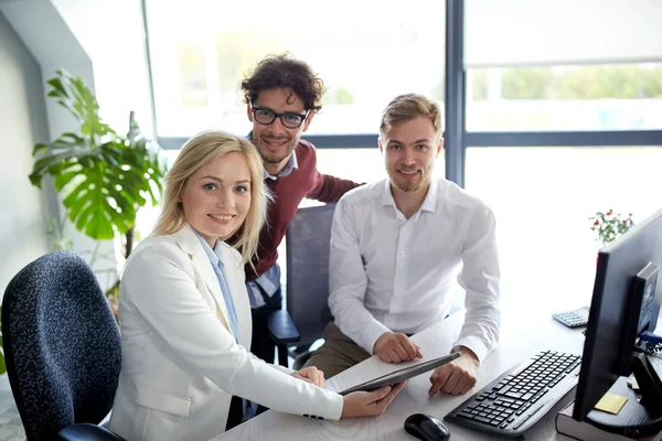 Business-team med TabletPC på kontoret — Stockfoto