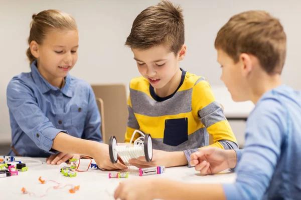 Niños felices construyendo robots en la escuela de robótica — Foto de Stock