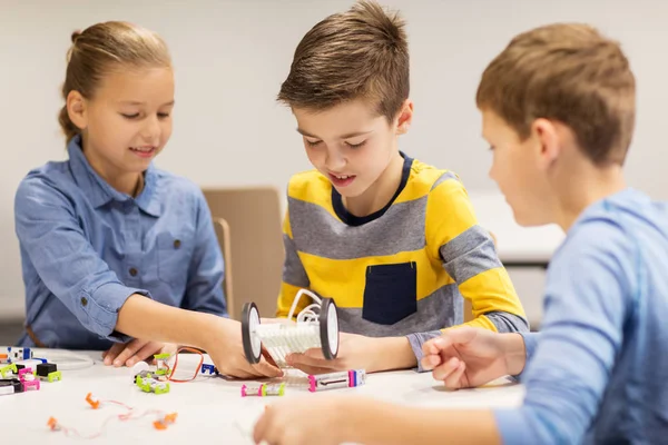 Gelukkige kinderen bouwen robots op robotica school — Stockfoto