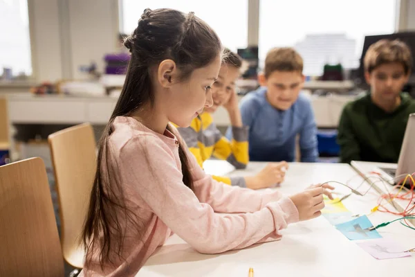 Crianças felizes com kit de invenção na escola de robótica — Fotografia de Stock