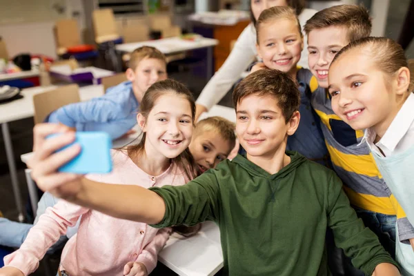 Groupe d'écoliers prenant selfie avec smartphone — Photo