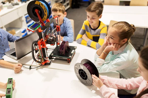 Glückliche Kinder mit 3D-Drucker in der Robotikschule — Stockfoto