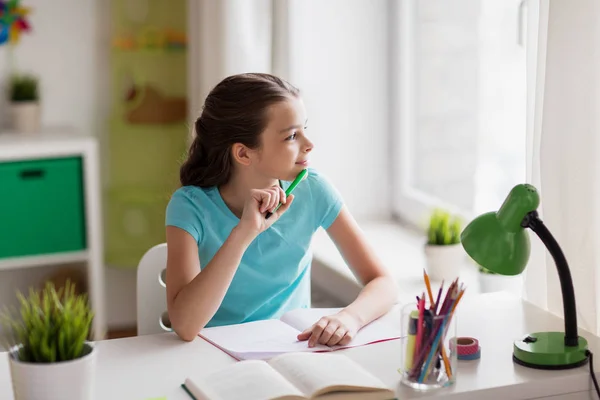 Glückliches Mädchen mit Buch schreibt zu Hause Notizbuch — Stockfoto