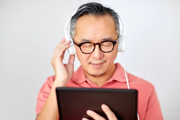 Hombre con tablet PC y auriculares —  Fotos de Stock