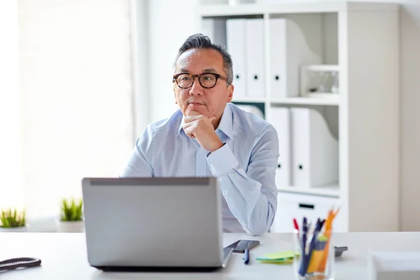 Uomo d'affari in occhiali con ufficio laptop — Foto Stock