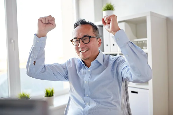 Ευτυχής επιχειρηματίας γιορτάζει τη νίκη στο γραφείο — Φωτογραφία Αρχείου