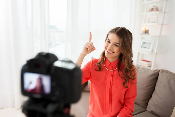 Frau mit Kamera nimmt Video zu Hause auf — Stockfoto