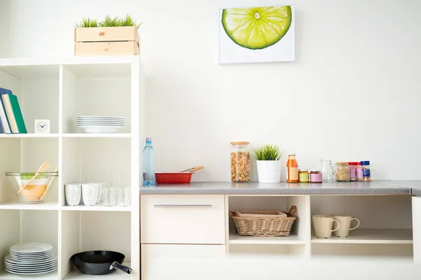 Casa moderna cocina interior con comida en la mesa —  Fotos de Stock