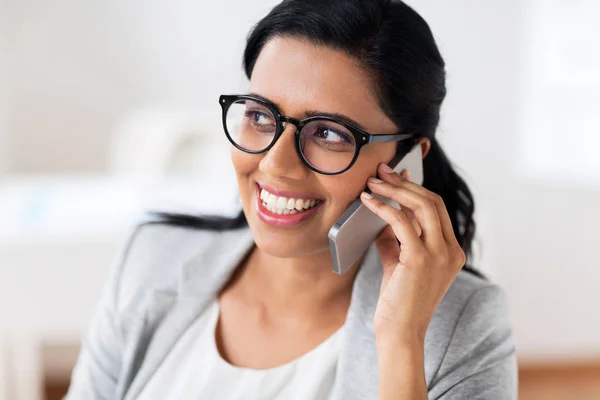 Femme d'affaires appelant sur smartphone au bureau — Photo