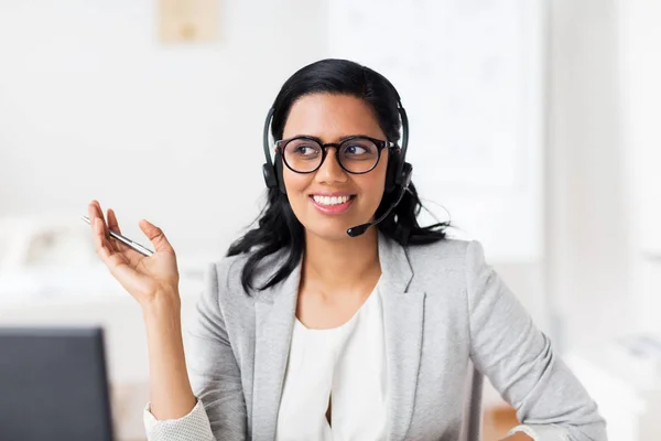 Geschäftsfrau mit Headset redet im Büro — Stockfoto