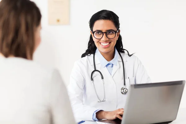 Medico con laptop e paziente donna in ospedale — Foto Stock