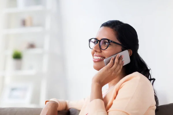 Mujer india feliz llamando en el teléfono inteligente en casa —  Fotos de Stock