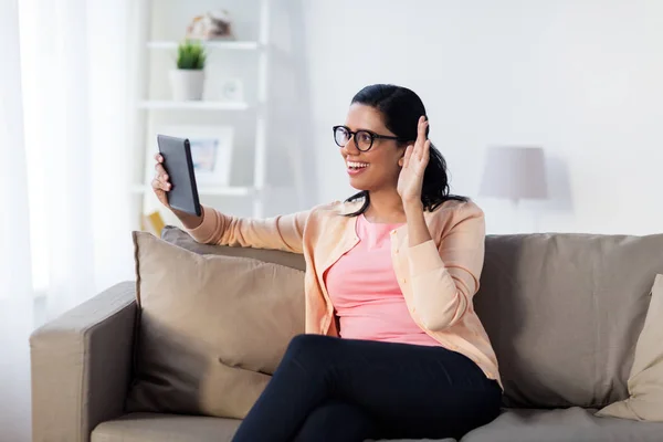 Donna con tablet pc con videochiamata a casa — Foto Stock