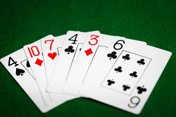 Kart do gry na tkaniny zielony kasyna w pokerze — Zdjęcie stockowe