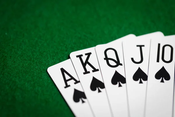 Pokerhand av spelkort på gröna casino trasa — Stockfoto