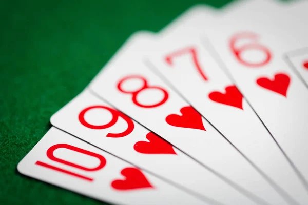 Mão de poker de jogar cartas no pano de casino verde — Fotografia de Stock