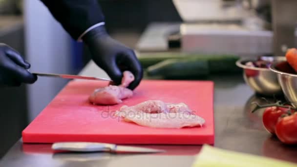 Manos del chef picando carne de ave en la cocina — Vídeo de stock