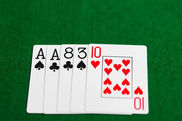 Kart do gry na tkaniny zielony kasyna w pokerze — Zdjęcie stockowe
