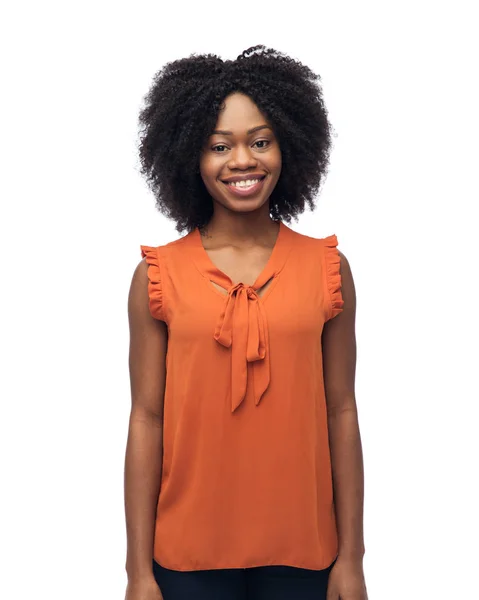 Glücklich afrikanisch-amerikanische junge Frau über weiß — Stockfoto