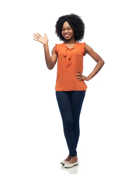Mujer africana feliz agitando la mano sobre blanco —  Fotos de Stock