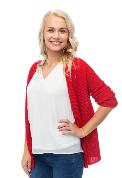 Glücklich lächelnde junge Frau in roter Strickjacke — Stockfoto