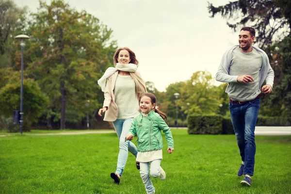 Mutlu aile yaz parkında yürüyor. — Stok fotoğraf