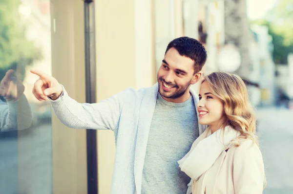 Casal feliz compras e olhando para a janela da loja — Fotografia de Stock