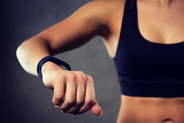 Kvinna med puls klocka i gymmet — Stockfoto