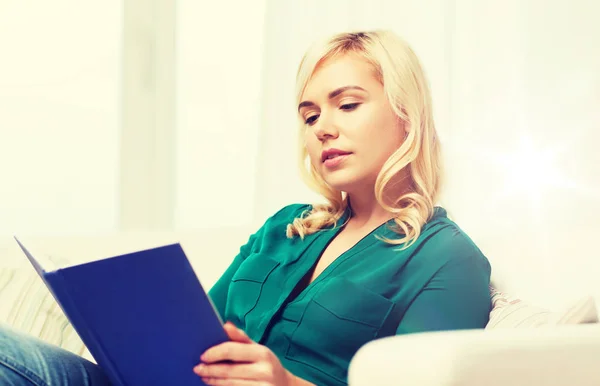 Mujer leyendo libro en casa — Foto de Stock