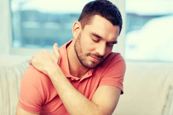 Uomo infelice che soffre di dolore al collo a casa — Foto Stock